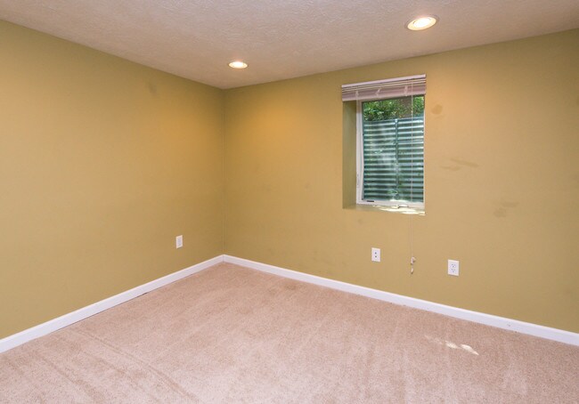 Building Photo - 606 Valley Ave NW