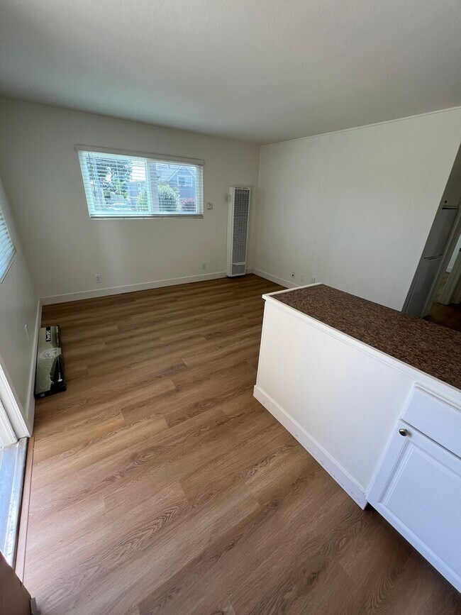 Building Photo - Charming One Bedroom Unit.