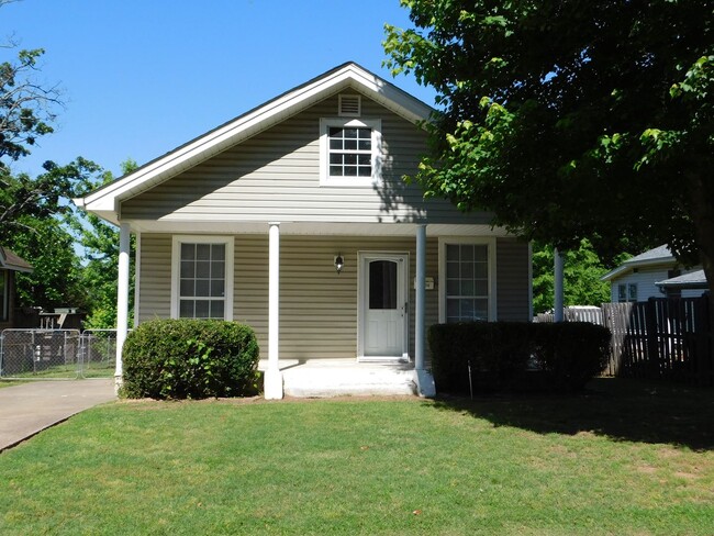 Primary Photo - Cute 2 Bedroom 1 Bath House with Great Bac...