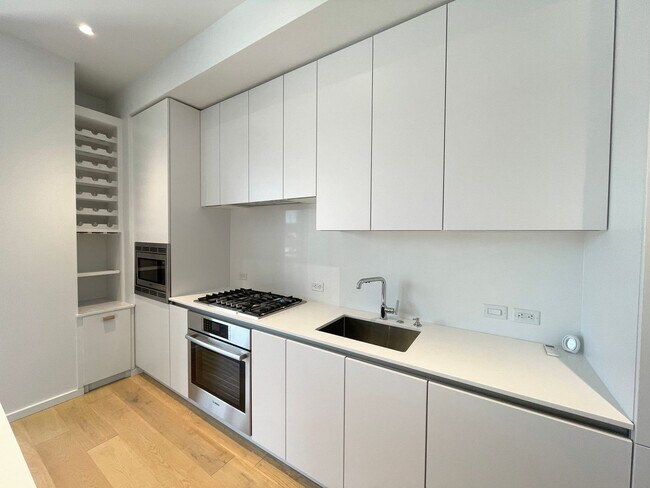 Building Photo - Spacious Vista Pearl Condo with Bonus Den, Stunning Views and Fabulous Amenities