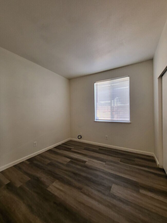 Building Photo - Great Location! 3BD and 2BA