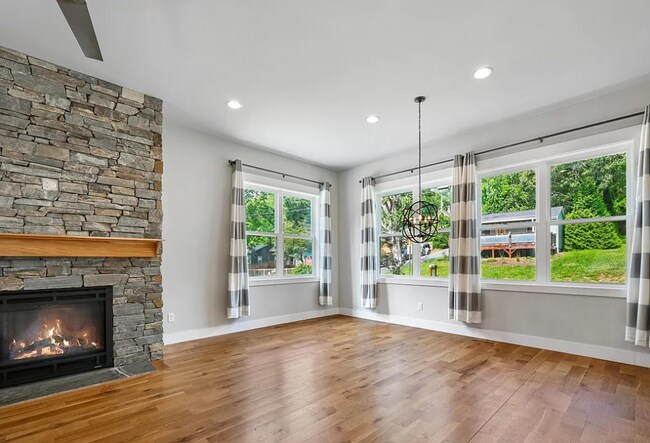 Building Photo - Lovely Asheville Rental!