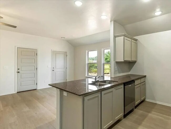 Building Photo - Move-In Ready 2-Bed Home in Lawton w/ Garage