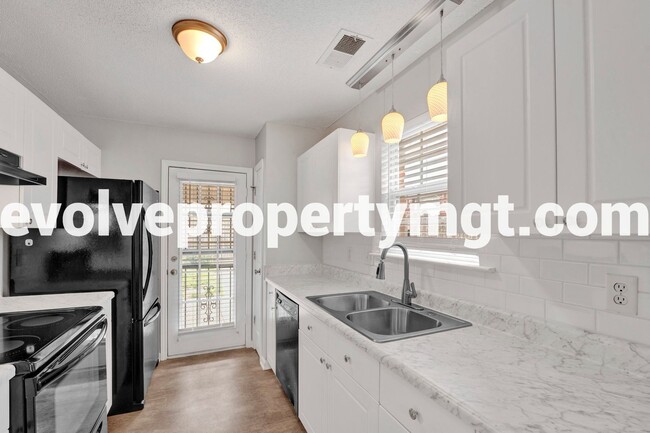 Building Photo - Newly Renovated Cordova Home!
