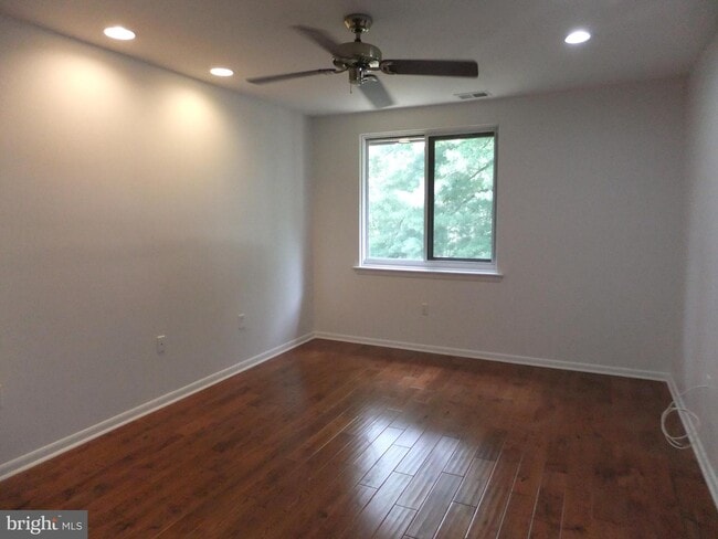 Building Photo - 1650 Oakwood Dr