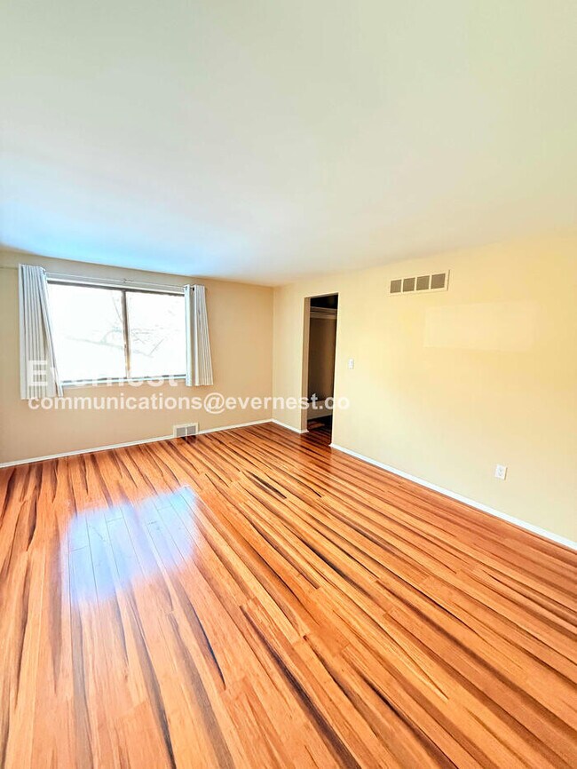 Building Photo - 2 Bed/1.5 Bath Condo with In-Unit Laundry / Vouchers Accepted / Available Now!