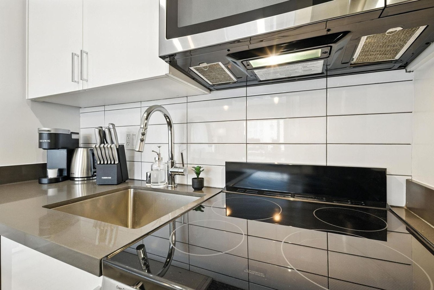 Building Photo - 899 Pine St