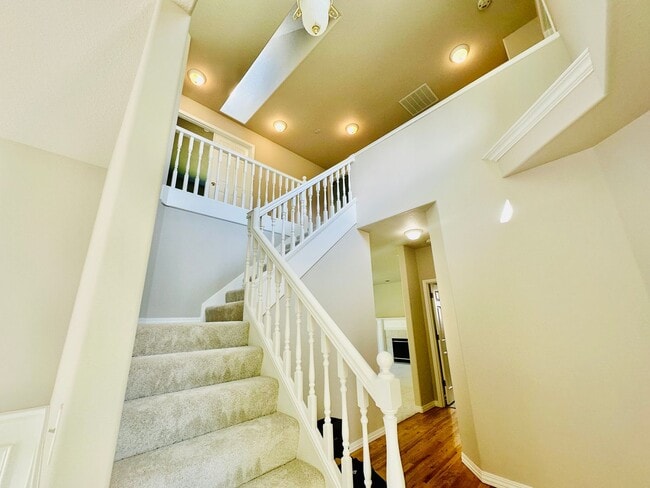 Building Photo - 5 bedroom, swimming pool, Gym, close to OSU