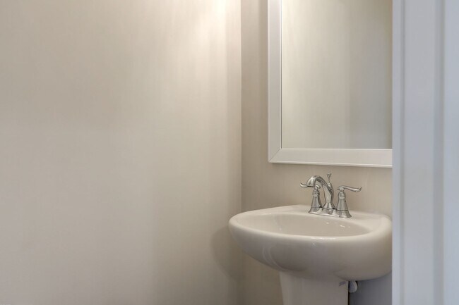 Building Photo - Beautifully Maintained 3 Bedroom, 2.5 Bath...