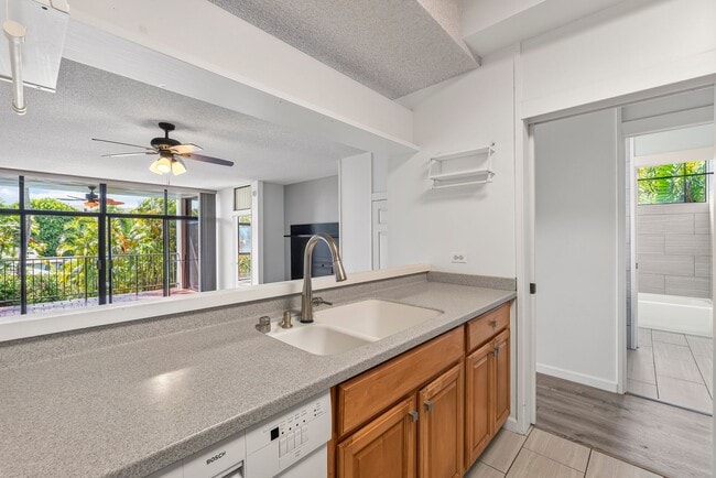 Building Photo - Kailua - End unit - amenities gallore - 3 bed, 2 bath Available NOW !