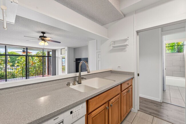 Building Photo - Kailua - Private, Quiet End Unit - 3 bed, 2 bath