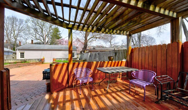 Building Photo - Charming 2-Bedroom Duplex in Franklin Park