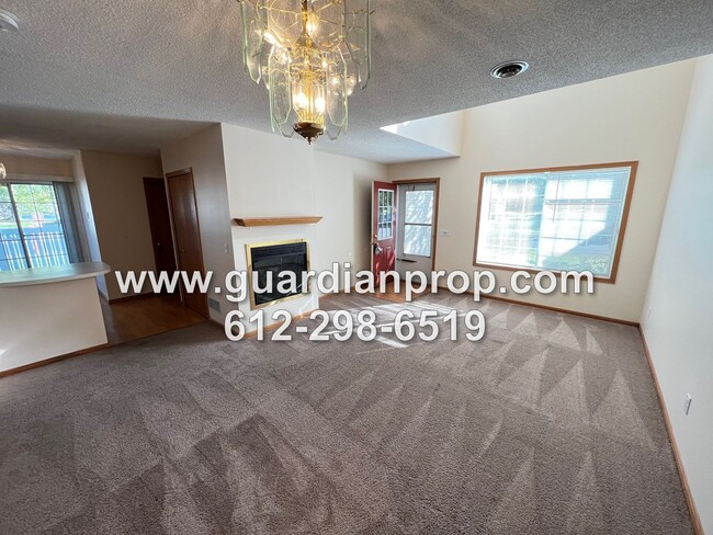 Building Photo - End Unit Townhouse Available October 1st, ...