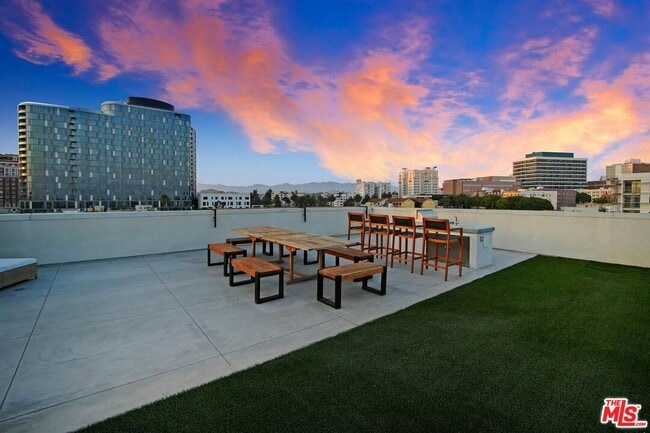 Building Photo - 2847 Leeward Ave