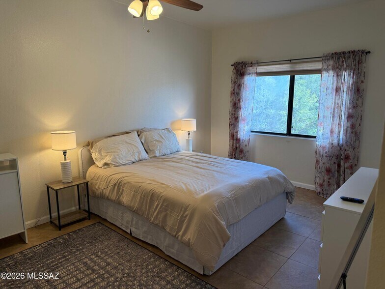 Building Photo - 5750 N Camino Esplendora