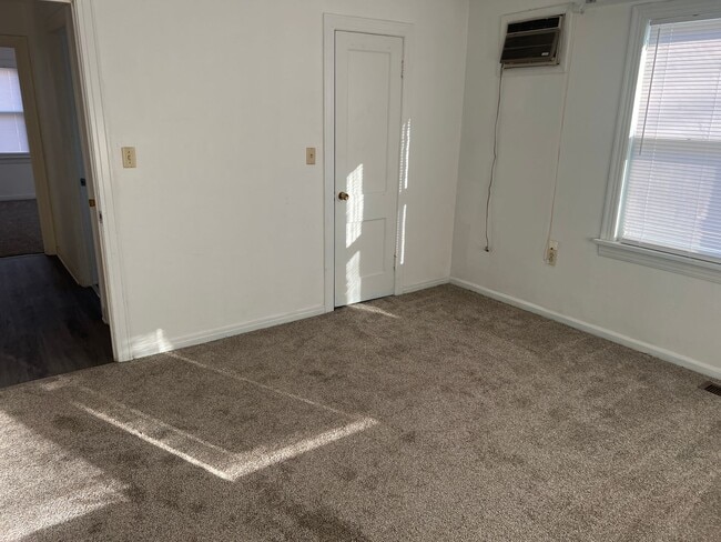 Building Photo - a charming 3 Bed 2 Bath House