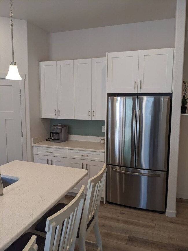 Building Photo - 3 Bed Luxury End Unit Townhome backs to Na...