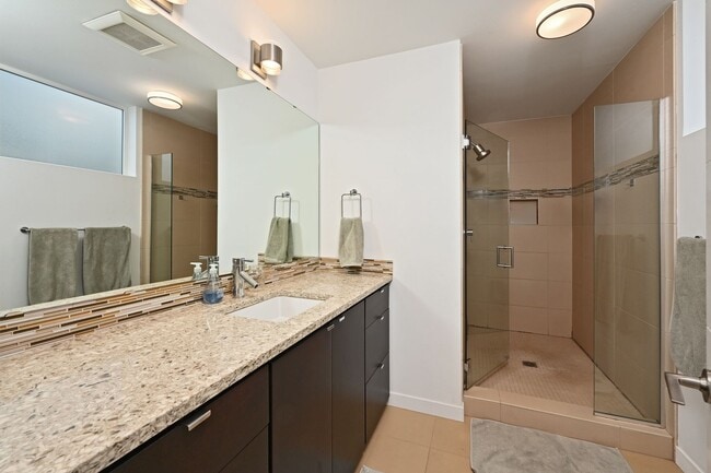 Building Photo - Ballard Townhouse - In Unit Washer/Dryer, Rooftop Deck