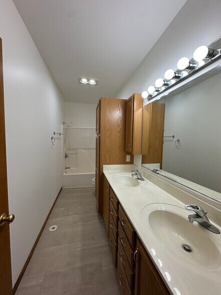 Building Photo - 915 Madison St