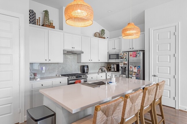 Building Photo - 502 W Donovan St