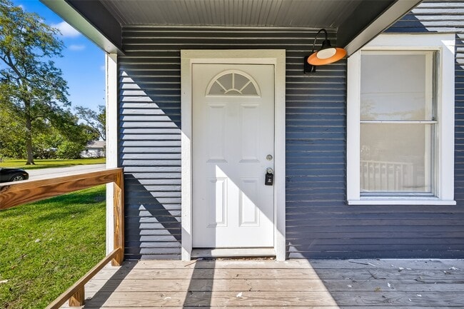 Building Photo - 301 E 3rd St