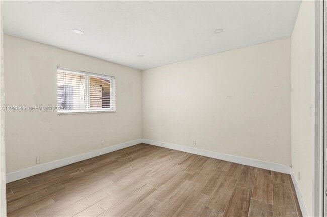 Building Photo - 6121 SW 40th Ct