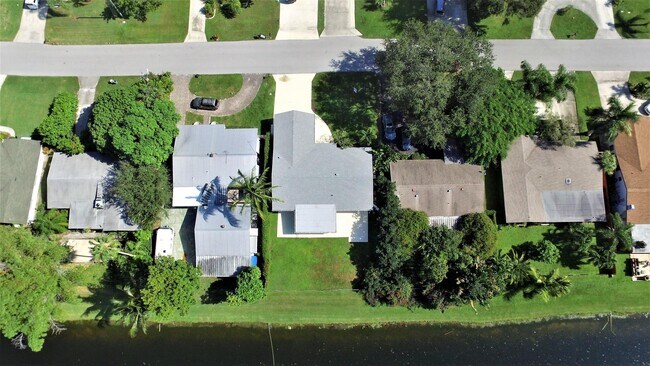 Building Photo - 571 Riverside Dr