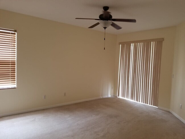 Building Photo - Beautiful 4 bed 2 bath home in Villa Sol C...