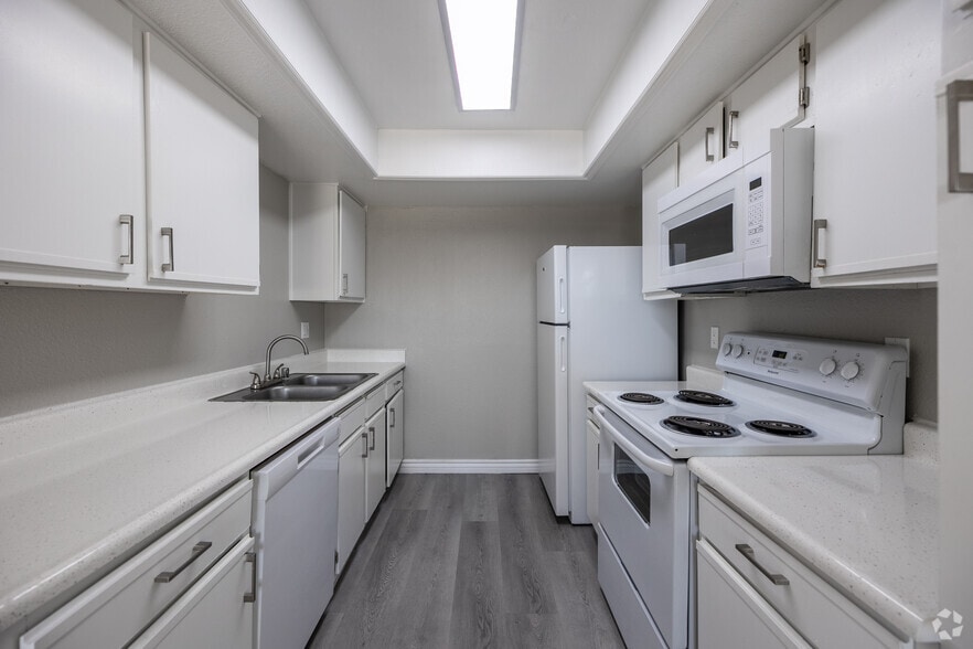 2BR, 2BA - 1,040SF - Kitchen - The Bellevue Apartments