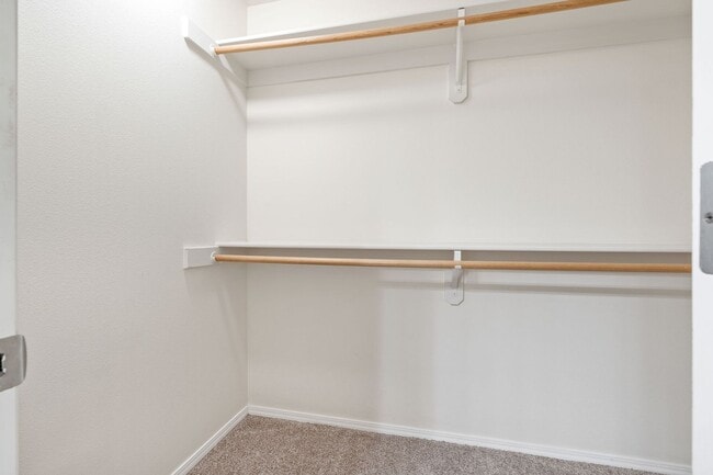 Building Photo - Beautiful Townhome in the Highly Desirable Oak Hills community!