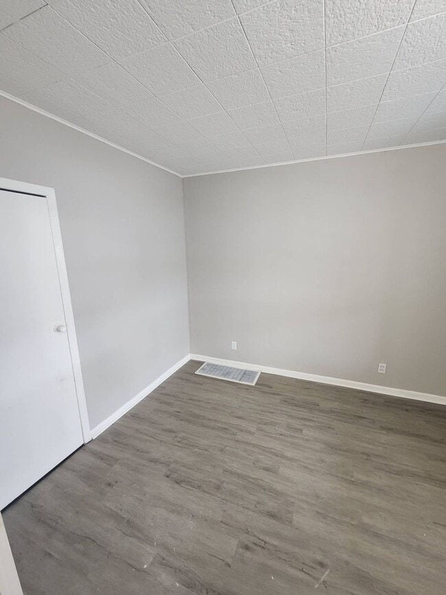 Building Photo - Charming 2-Bedroom Property in Prime Location