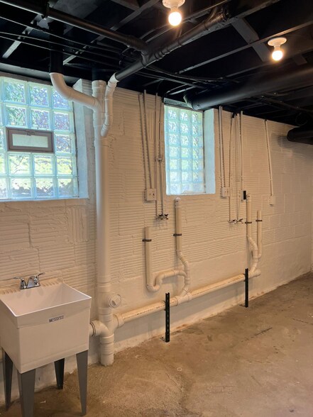 Building Photo - 884 Copley Rd