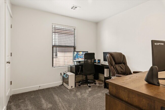 Building Photo - "Spacious 4-Bedroom Townhouse Retreat on S...