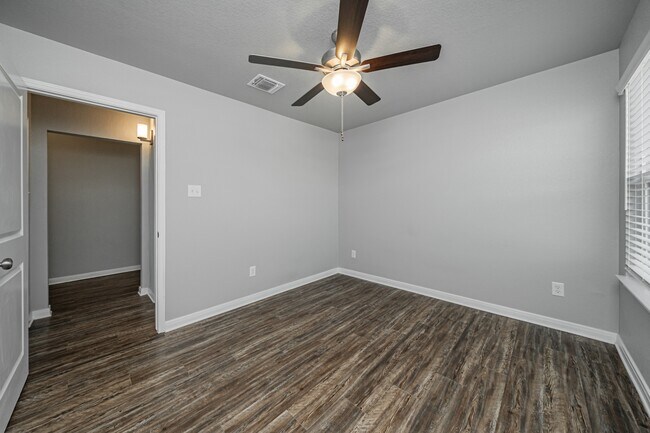 Building Photo - 602 Hollyhock Dr