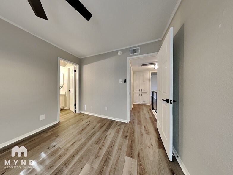 Building Photo - 2052 Lakeside Dr