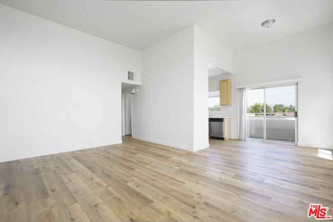 Building Photo - 22705 Del Valle St