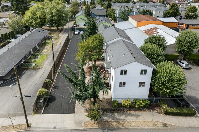 Building Photo - 2529-2529 SE 136th Ave