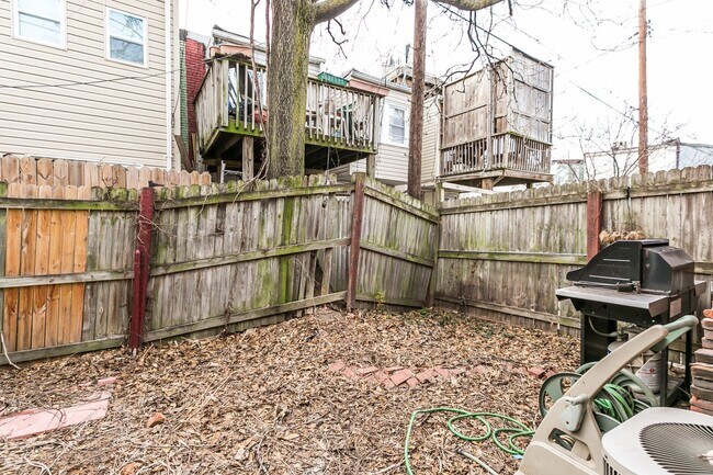 Building Photo - Amazing 3 bed 2 bath with a roof top deck ...
