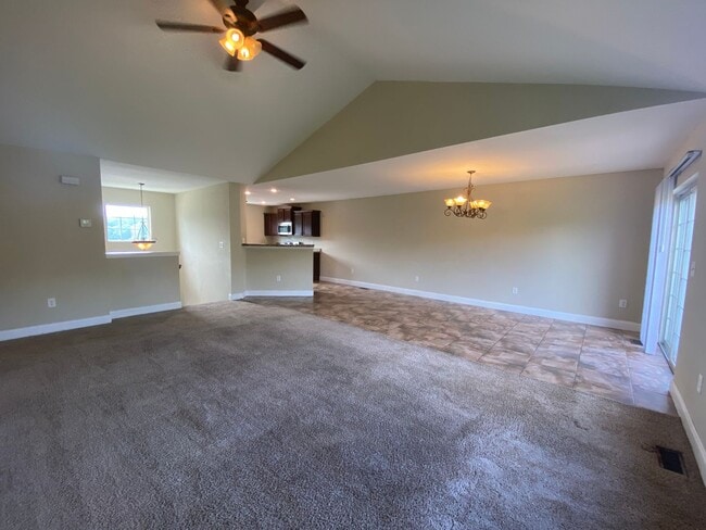 Building Photo - 3 bedroom, 3 bathroom home located in Brus...