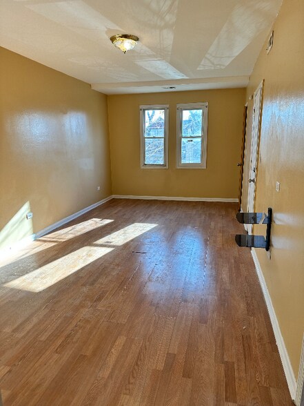 Primary Photo - 2020 W 69th Pl