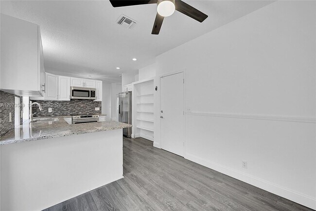 Building Photo - 11201 Lakeview Dr