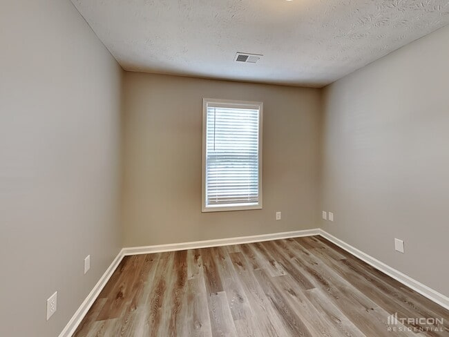 Building Photo - 449 Sarah's Ln