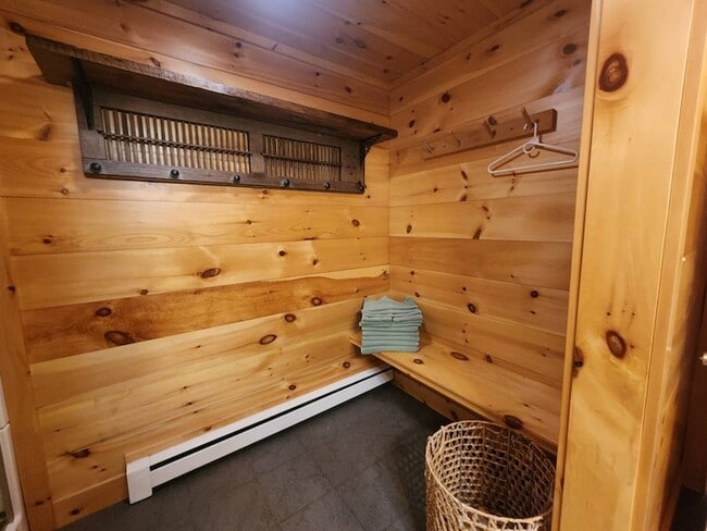 Building Photo - 832 W Fulton Rd