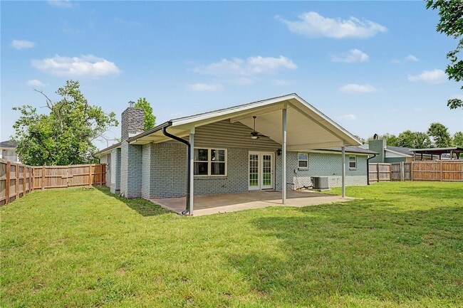 Building Photo - 1404 W Pine St