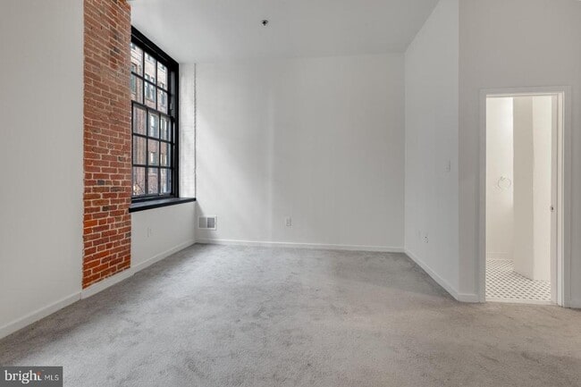Building Photo - 303 Vine St