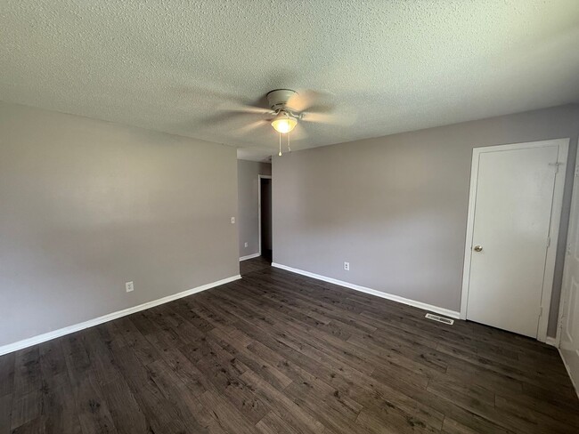 Building Photo - School St