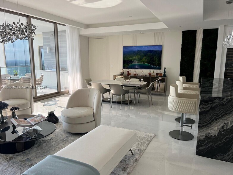 Building Photo - 17901 Collins Ave