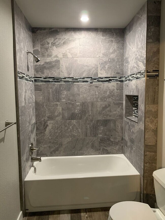 Building Photo - FULLY REMODELED Large 4/2, Close to Enloe and Chico State