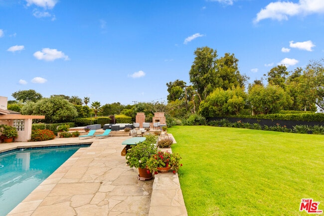 Building Photo - 7122 Dume Dr