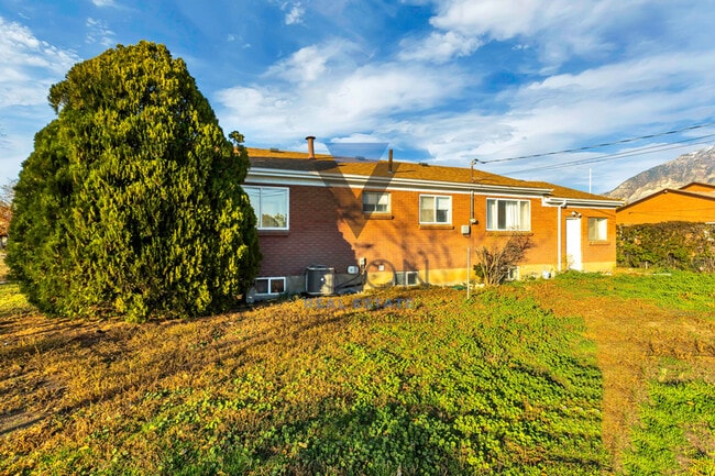Building Photo - 360 E 400 S